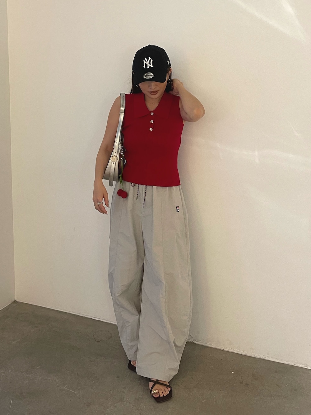 ブラウン系のサンダル、シルバー系のハンドバッグ、ベージュ系のその他パンツを着用したレディースの春コーディネートの5枚目の写真