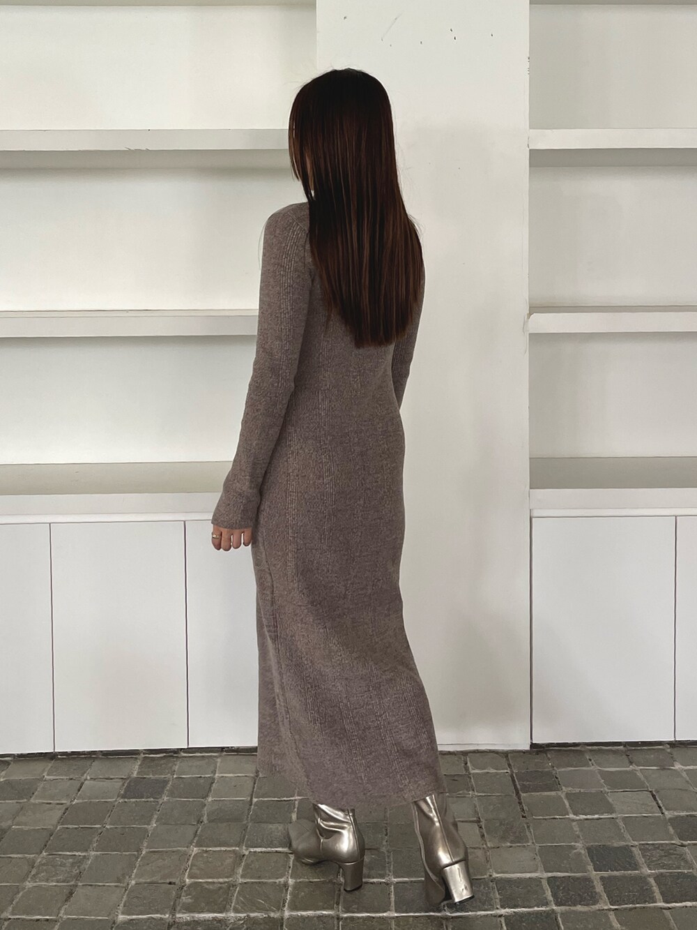 グレー系のワンピース、シルバー系のブーツを着用したレディースの冬コーディネートの4枚目の写真