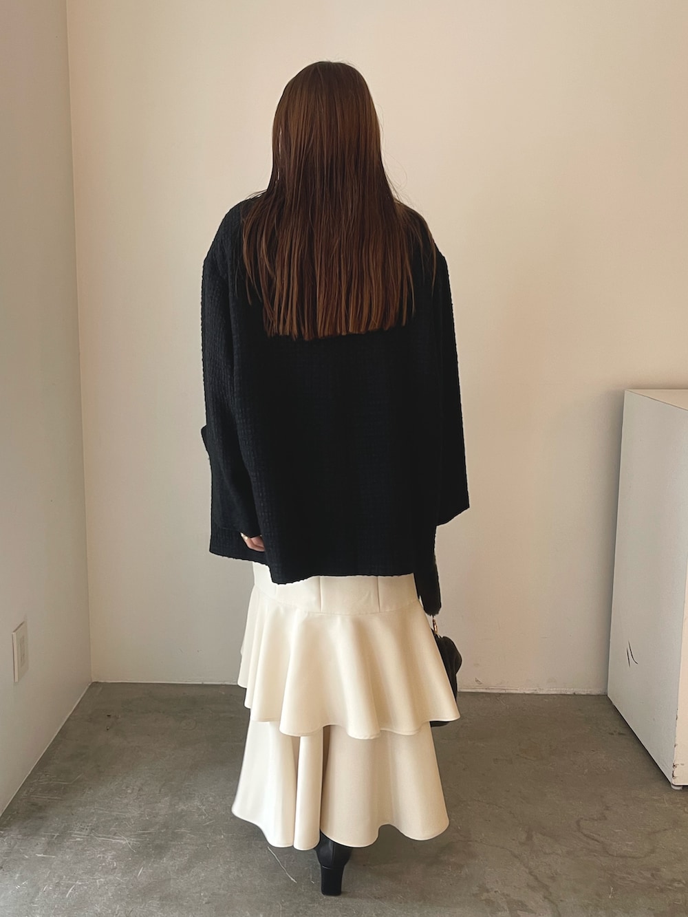 ベージュ系のワンピース、ブラック系のブーツ、ブラウン系のショルダーバッグを着用したレディースの冬コーディネートの6枚目の写真