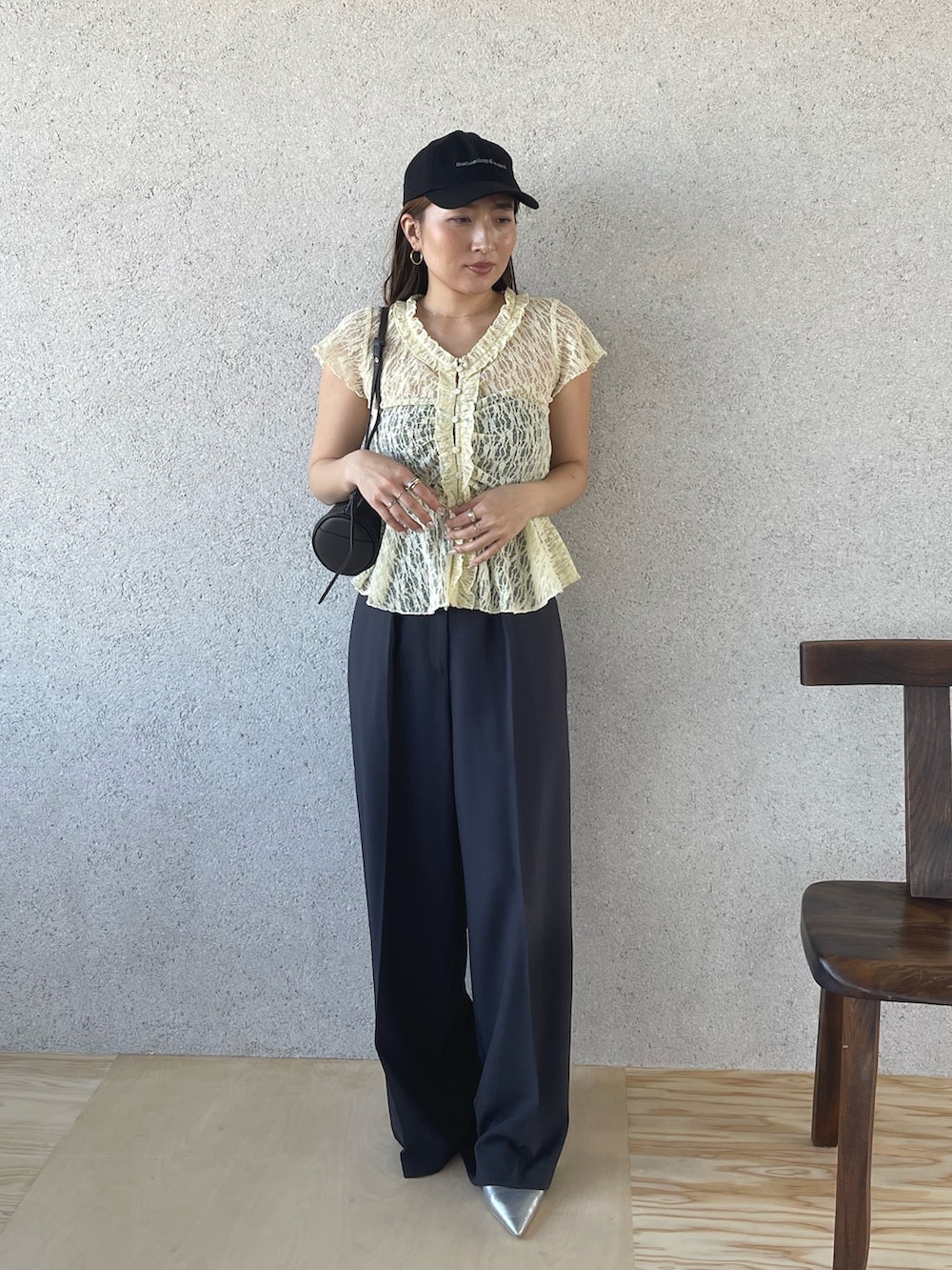 シルバー系のパンプス、グレー系のその他パンツ、ベージュ系のブルゾンを着用したレディースの春コーディネートの8枚目の写真