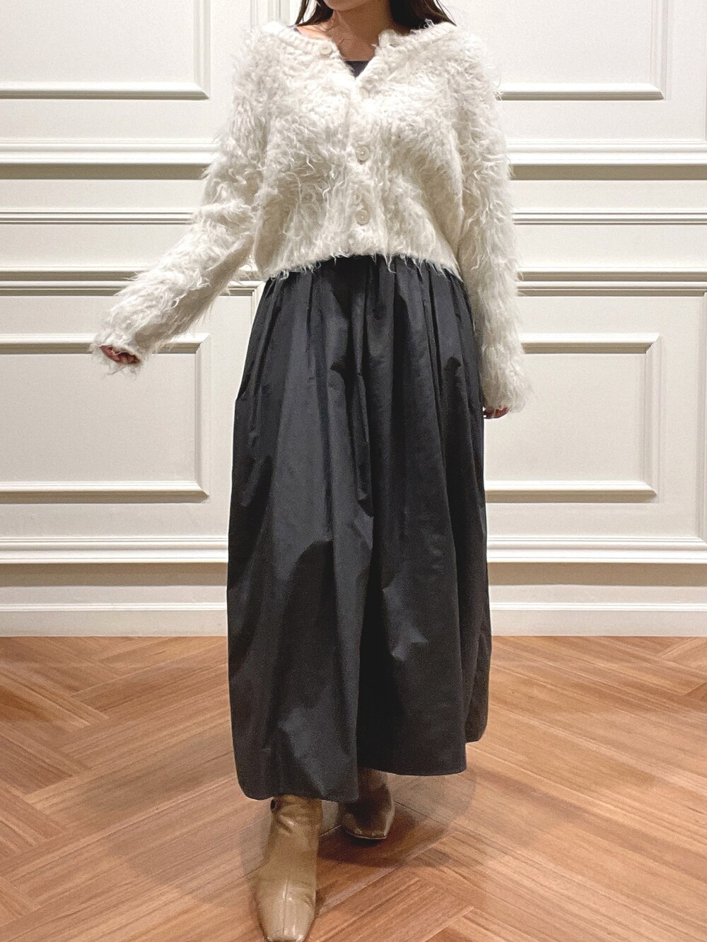 ベージュ系のブーツ、グレー系のワンピース、ホワイト系のカーディガン/ボレロを着用したレディースの秋コーディネートの6枚目の写真