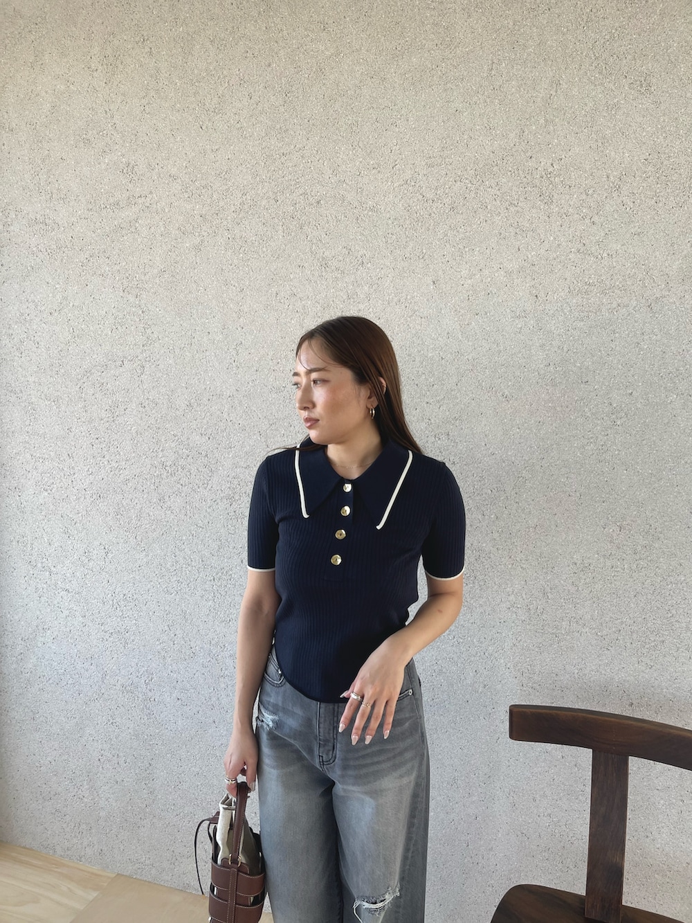 グレー系のデニムパンツ、シルバー系のパンプス、ブルー系のニット/セーターを着用したレディースの春コーディネートの7枚目の写真