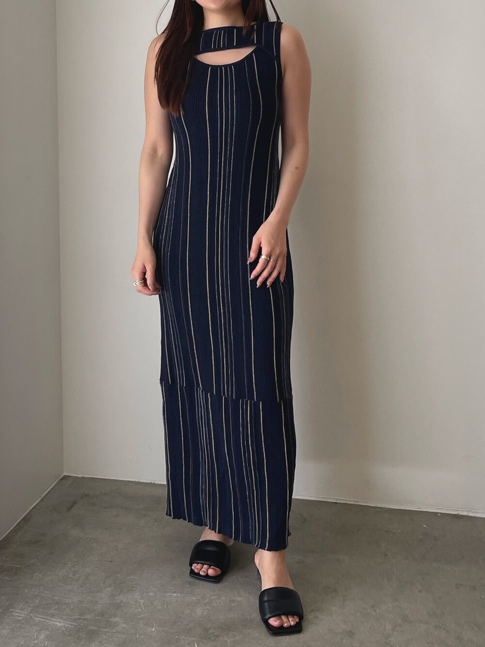 ブラック系のサンダル、ブルー系のワンピースを着用したレディースの春コーディネートの5枚目の写真