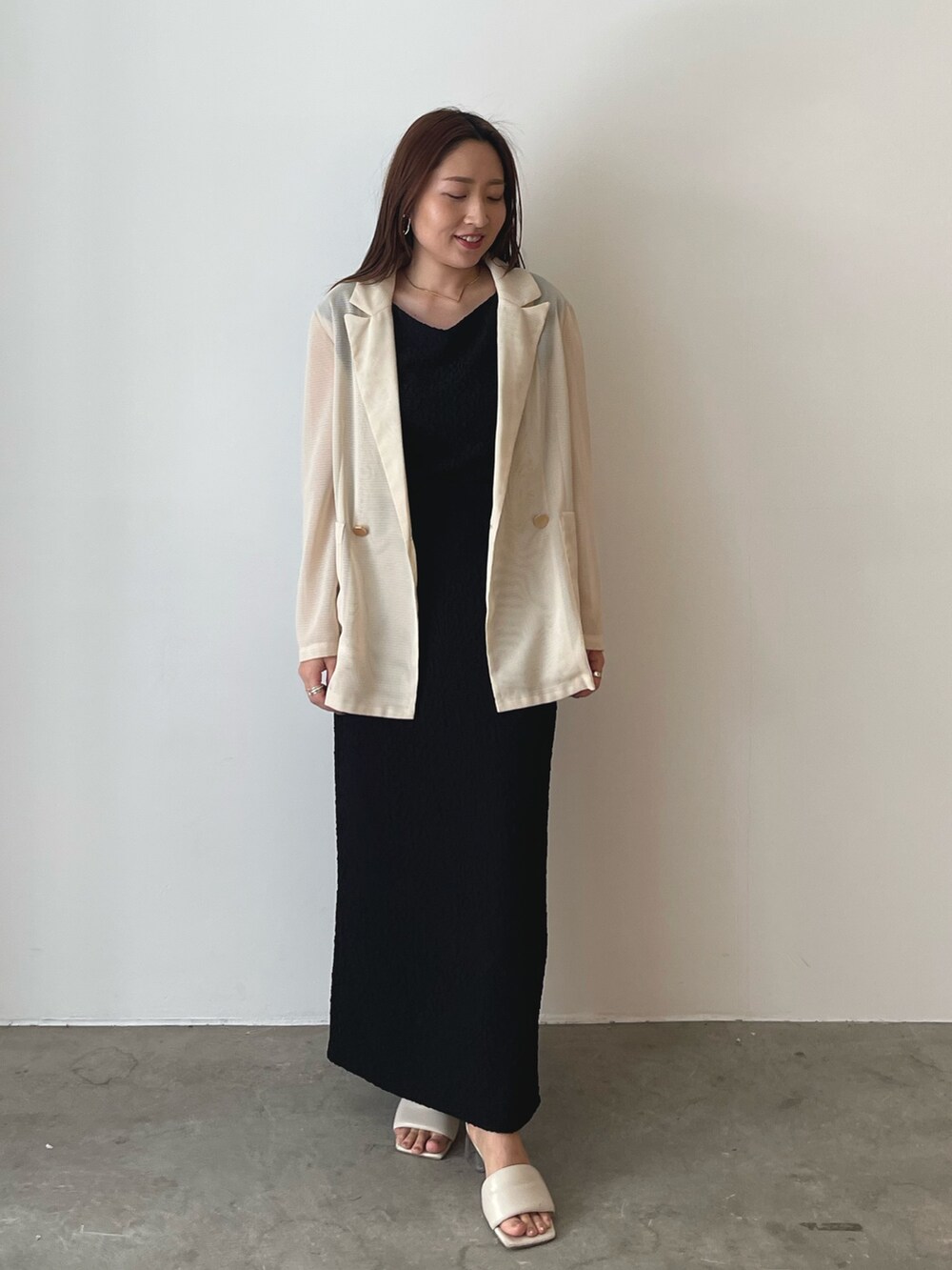 ホワイト系のサンダル、ブラック系のスカート、ブラック系のTシャツ/カットソーを着用したレディースの春コーディネートの5枚目の写真