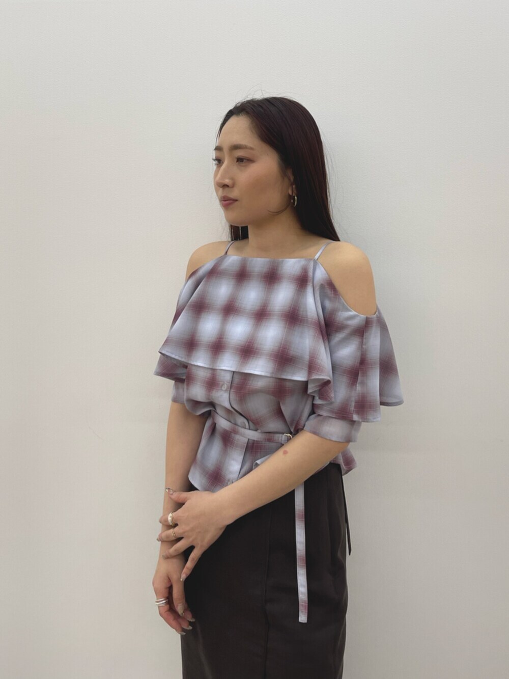 ブラウン系のスカート、ブラック系のサンダル、ピンク系のシャツ/ブラウスを着用したレディースの春コーディネートの5枚目の写真