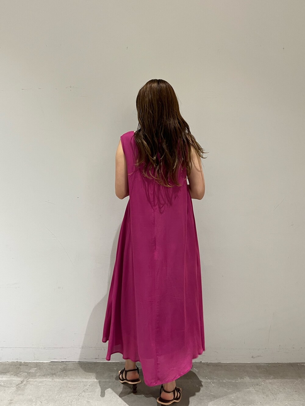 パープル系のワンピース、ブラウン系のサンダルを着用したレディースの夏コーディネートの4枚目の写真