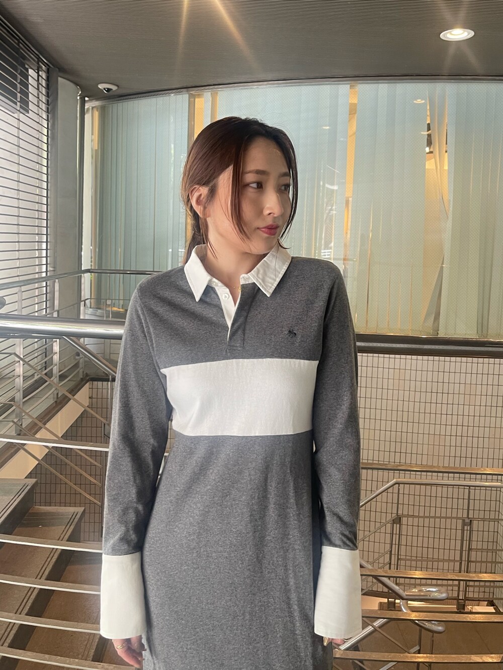 ブラック系のブーツ、グレー系のワンピースを着用したレディースの夏コーディネートの8枚目の写真