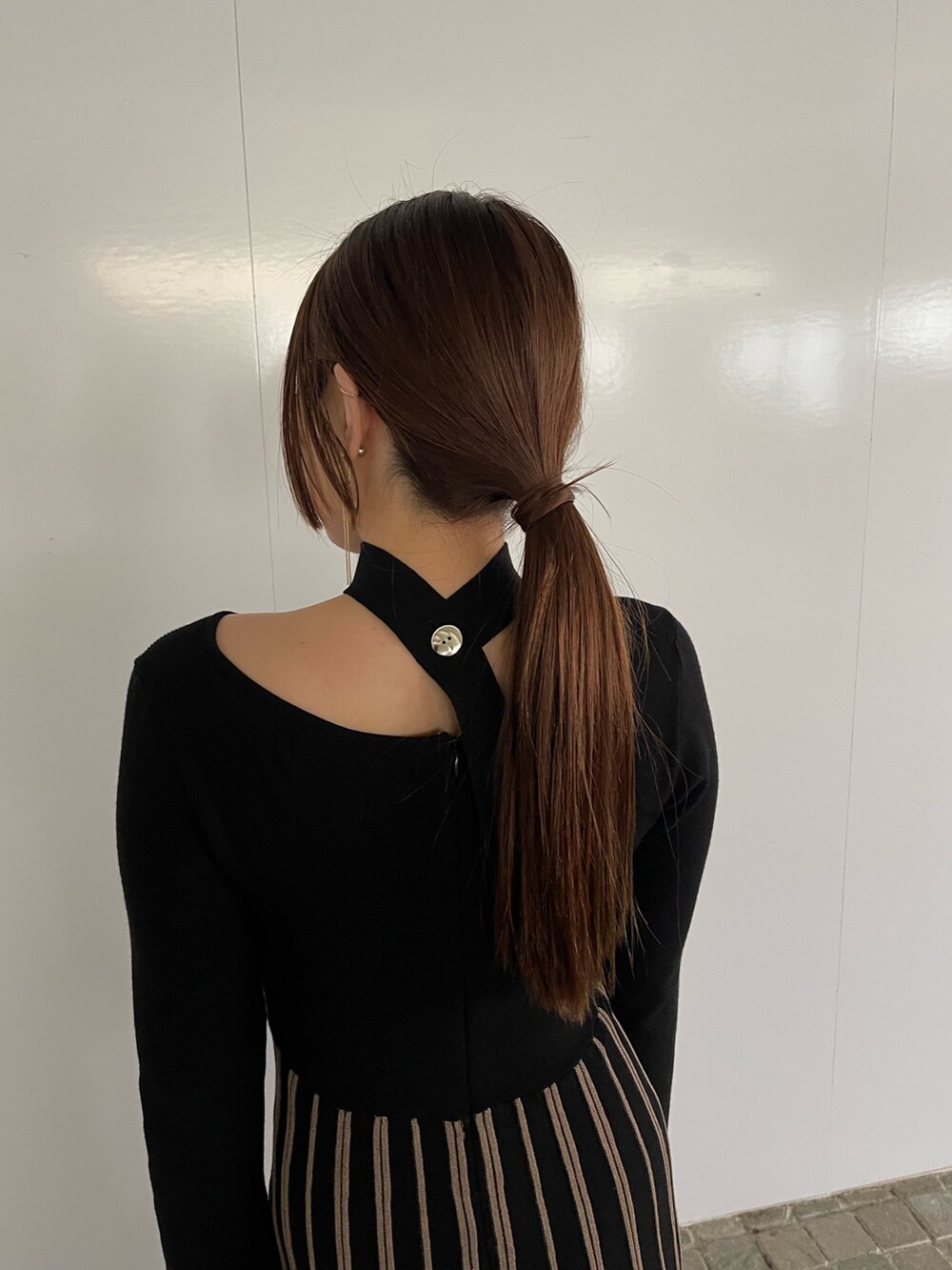 ブラック系のワンピース、シルバー系のブーツを着用したレディースの冬コーディネートの7枚目の写真