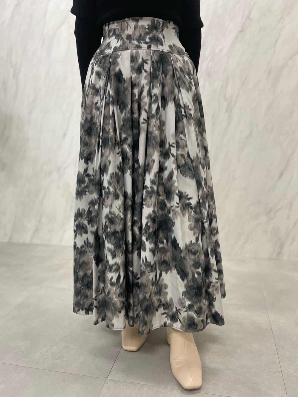 ホワイト系のブーツ、ブラック系のニット/セーター、グリーン系のハンドバッグを着用したレディースの冬コーディネートの10枚目の写真