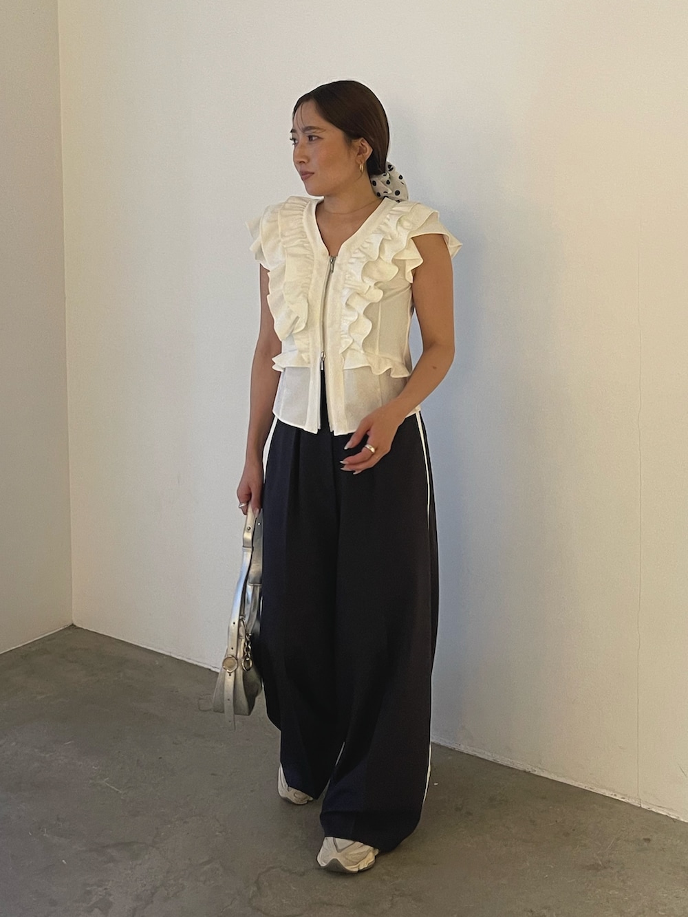 シルバー系のハンドバッグ、ホワイト系のシャツ/ブラウス、グレー系のその他パンツを着用したレディースの春コーディネートの4枚目の写真