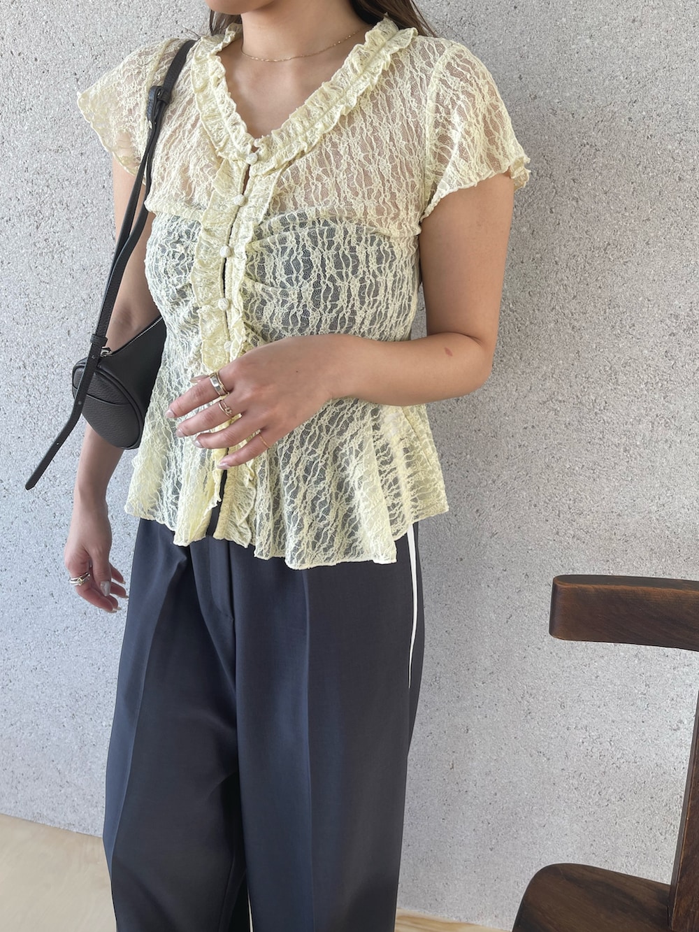 シルバー系のパンプス、グレー系のその他パンツ、ベージュ系のブルゾンを着用したレディースの春コーディネートの10枚目の写真