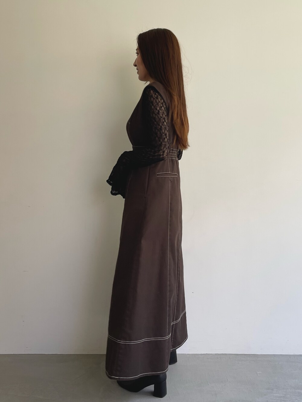 ブラック系のシャツ/ブラウス、ブラウン系のジャンパースカートを着用したレディースの夏コーディネートの3枚目の写真