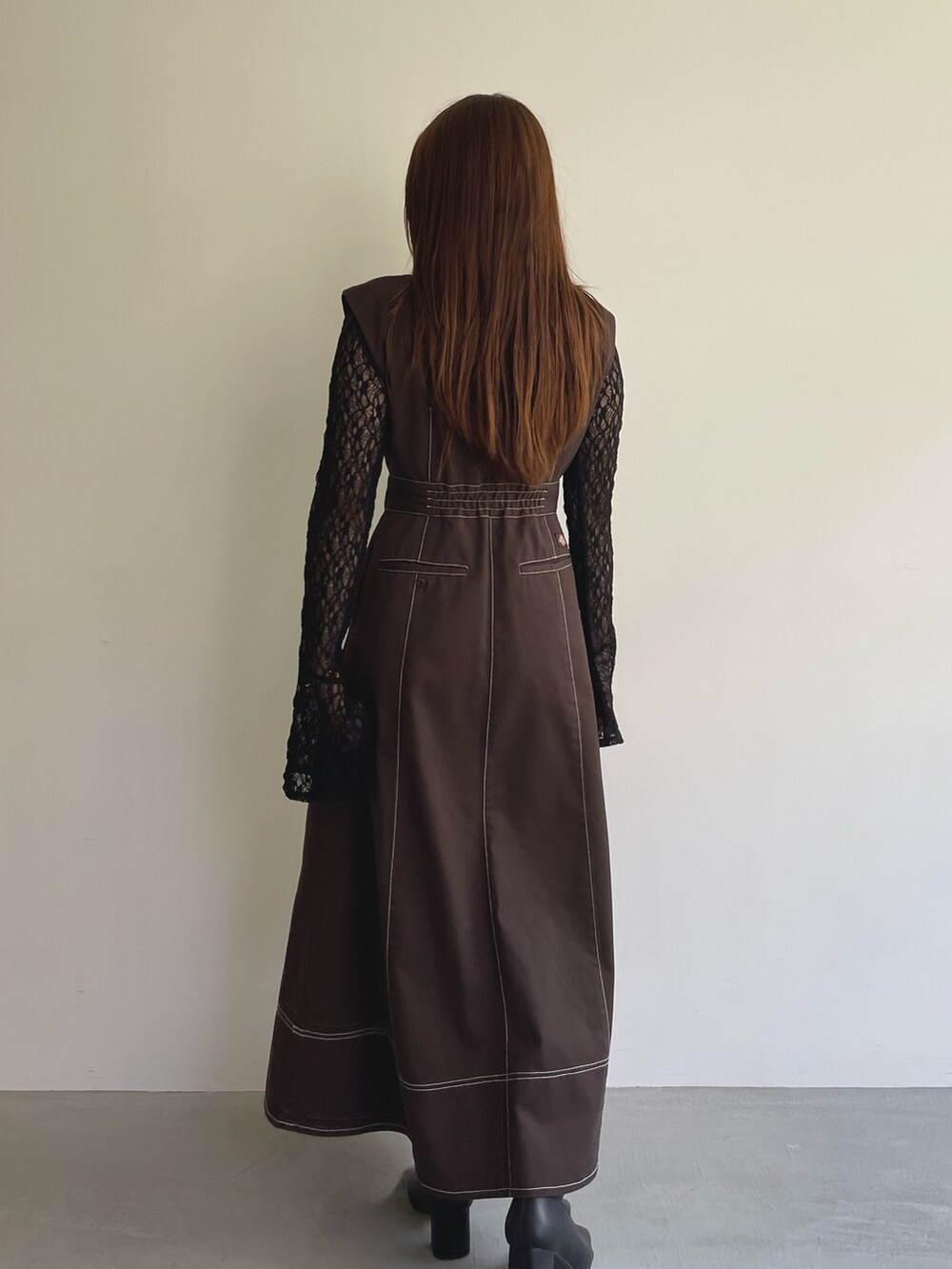 ブラック系のシャツ/ブラウス、ブラウン系のジャンパースカートを着用したレディースの夏コーディネートの4枚目の写真