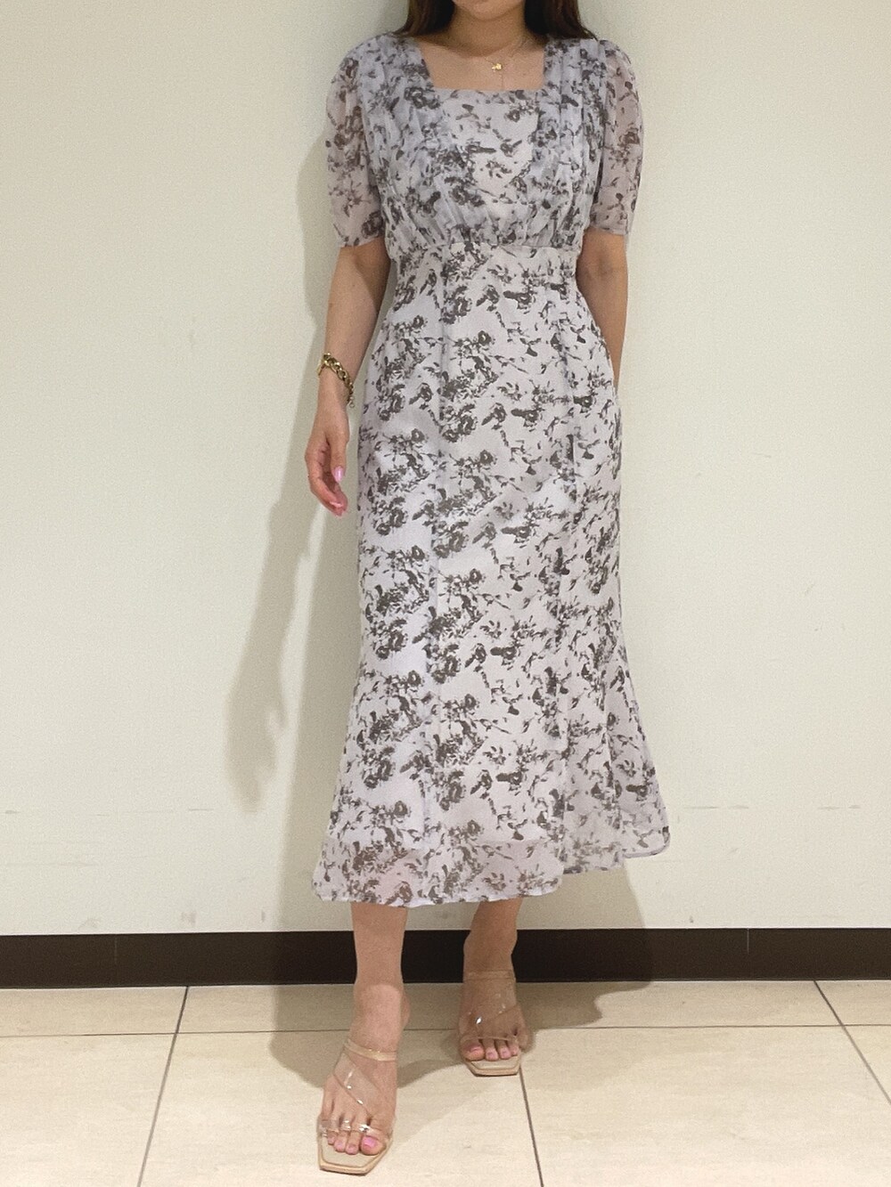 パープル系のワンピース、その他のサンダルを着用したレディースの春コーディネートの5枚目の写真