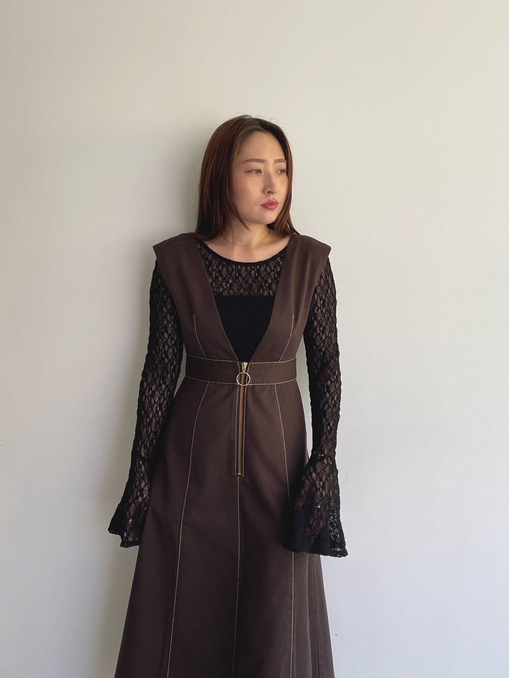 ブラック系のシャツ/ブラウス、ブラウン系のジャンパースカートを着用したレディースの夏コーディネートの7枚目の写真