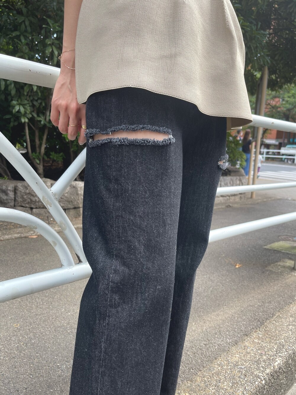 ベージュ系のニット/セーター、ブラック系のブーツ、ブラック系のデニムパンツを着用したレディースの秋コーディネートの6枚目の写真