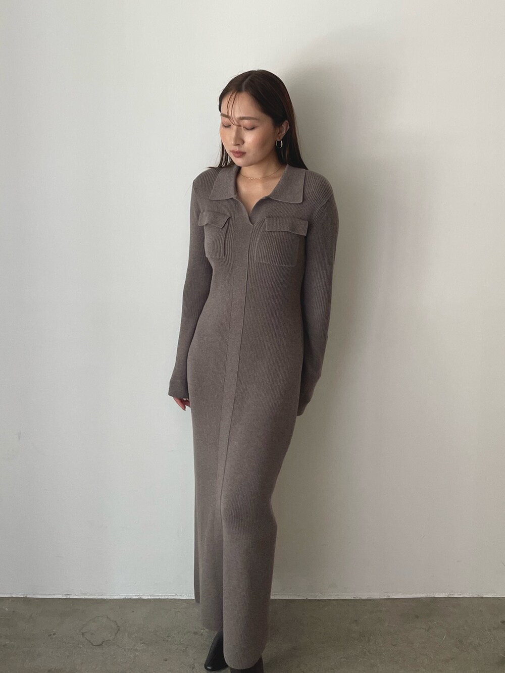 ブラウン系のワンピース、ブラウン系のブーツを着用したレディースの秋コーディネートの3枚目の写真