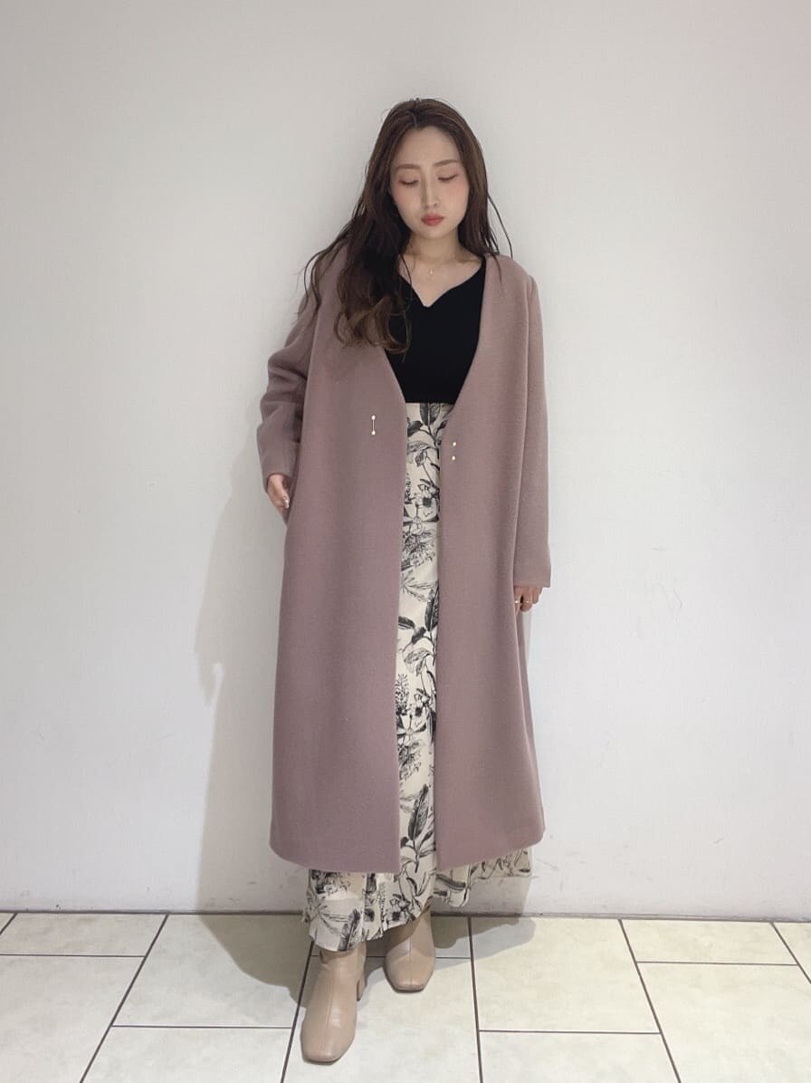 ベージュ系のスカート、ベージュ系のスカート、ベージュ系のブーツを着用したレディースの秋コーディネートの3枚目の写真