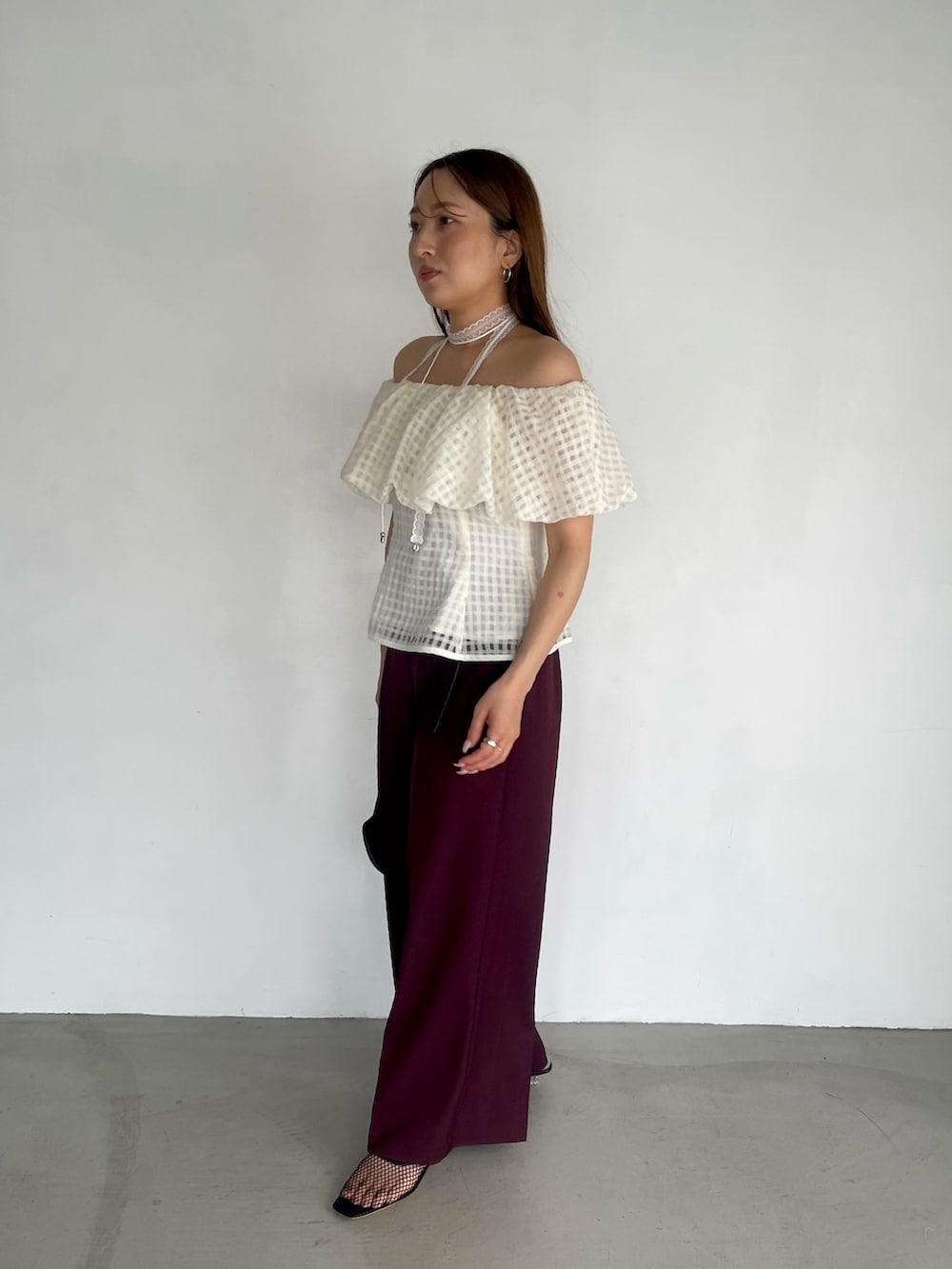 レッド系のその他パンツ、ホワイト系のシャツ/ブラウス、ホワイト系のチョーカーを着用したレディースの夏コーディネートの3枚目の写真