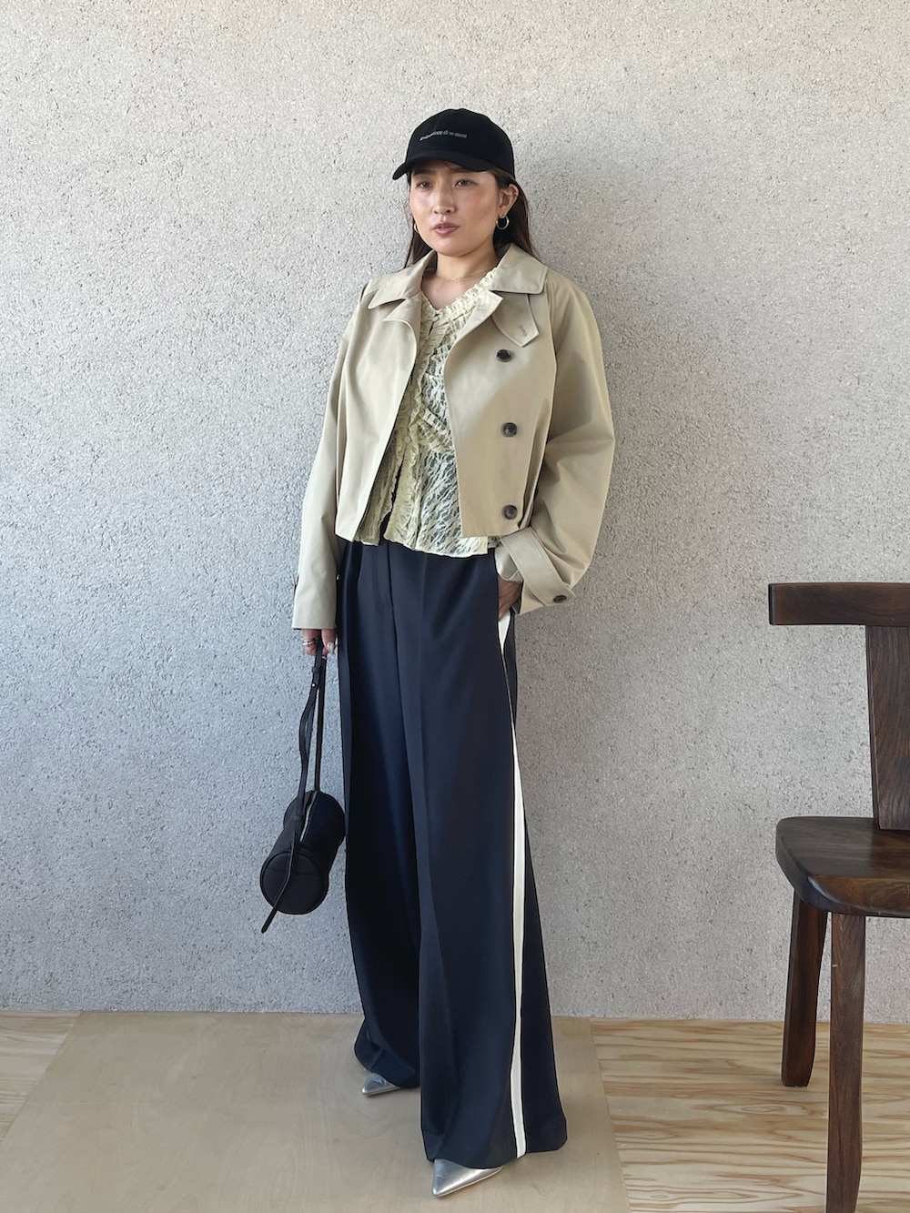 シルバー系のパンプス、グレー系のその他パンツ、ベージュ系のブルゾンを着用したレディースの春コーディネートの3枚目の写真