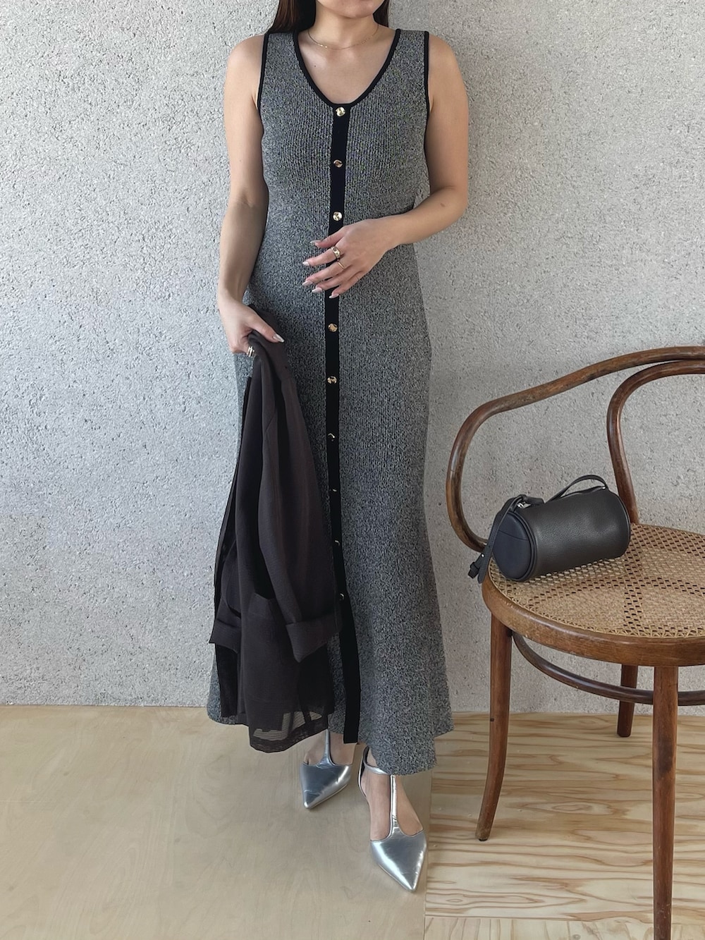 シルバー系のパンプス、ブラック系のワンピース、ブラウン系のテーラードジャケットを着用したレディースの春コーディネートの7枚目の写真