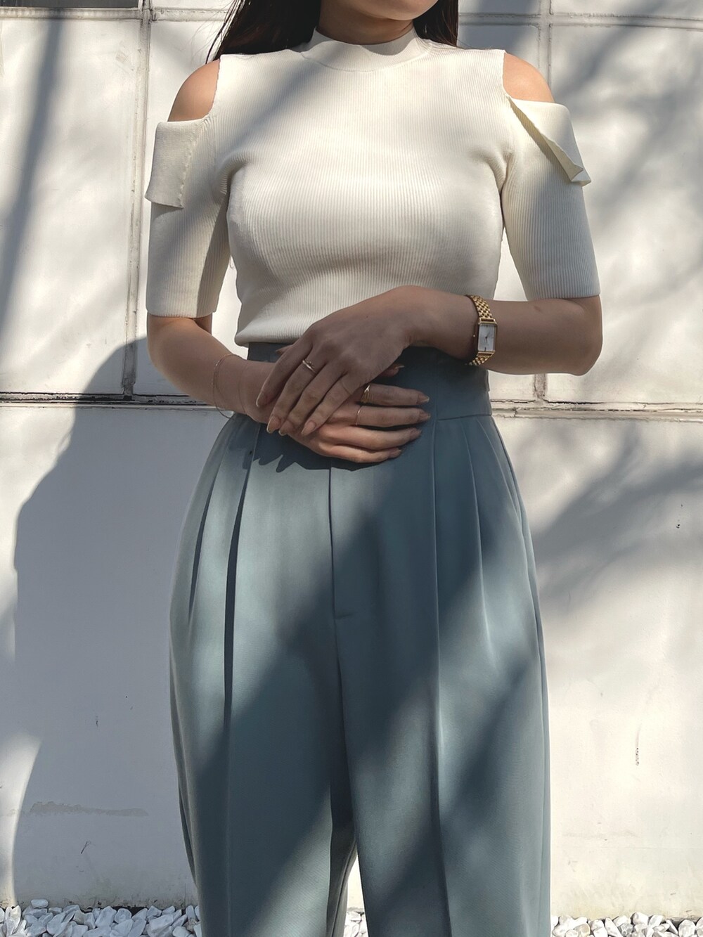 ブルー系のその他パンツ、その他のサンダル、ホワイト系のニット/セーターを着用したレディースの冬コーディネートの3枚目の写真