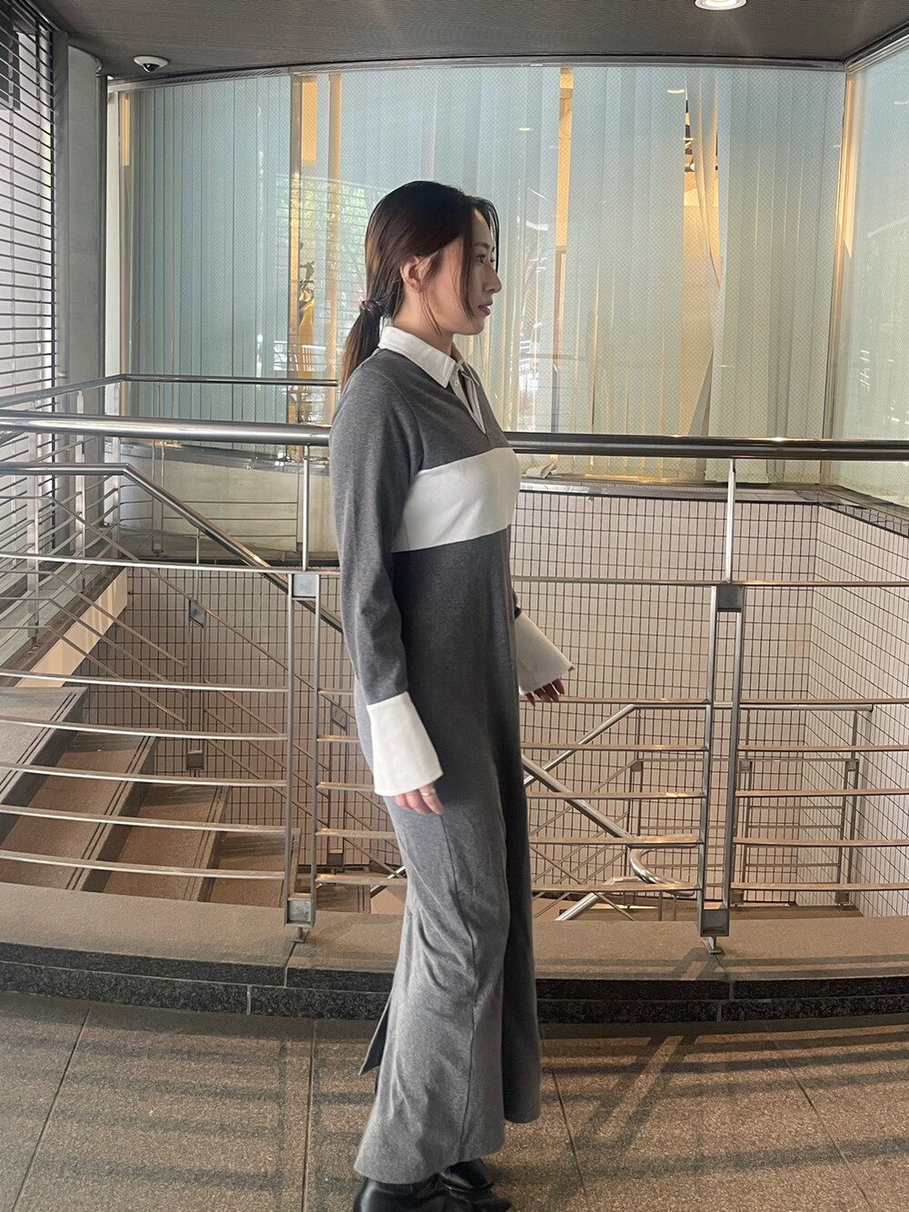 ブラック系のブーツ、グレー系のワンピースを着用したレディースの夏コーディネートの5枚目の写真