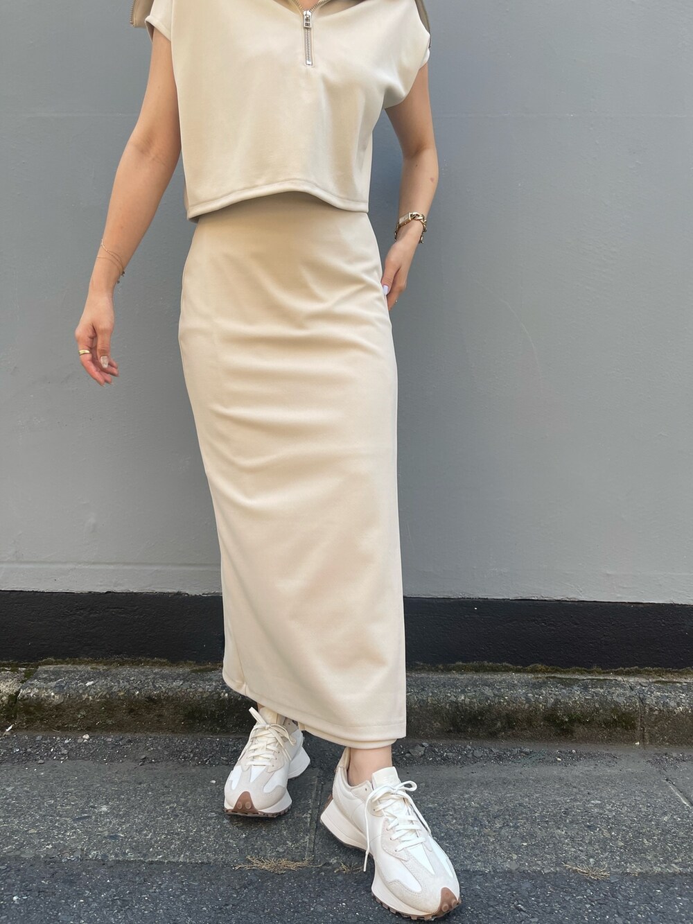 ホワイト系のTシャツ/カットソー、ホワイト系のスカートを着用したレディースの夏コーディネートの8枚目の写真