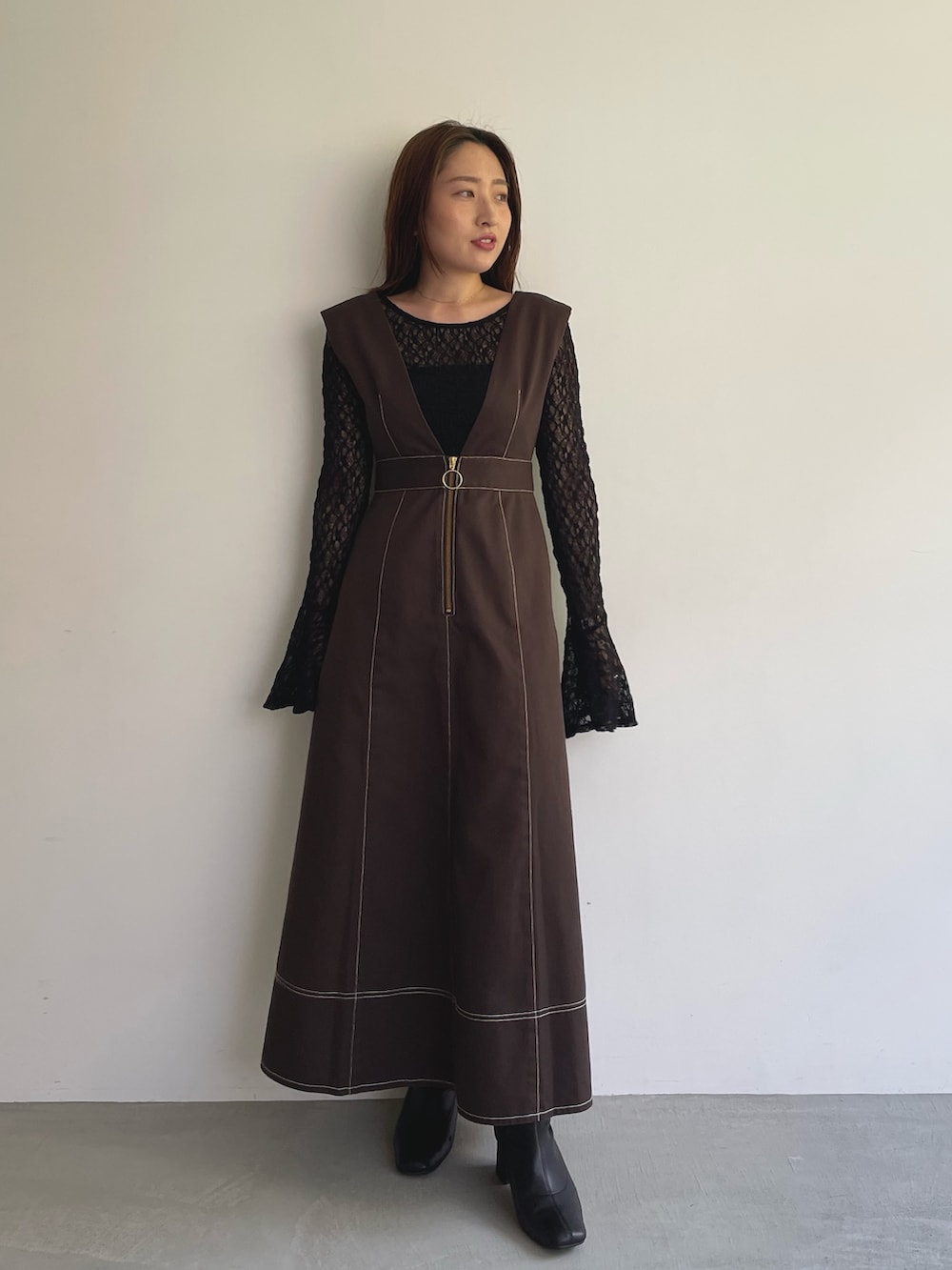 ブラック系のシャツ/ブラウス、ブラウン系のジャンパースカートを着用したレディースの夏コーディネートの6枚目の写真