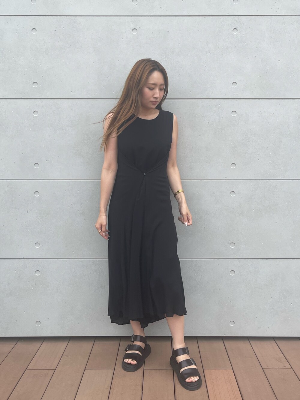 ブラック系のワンピースを着用したレディースの夏コーディネートの6枚目の写真