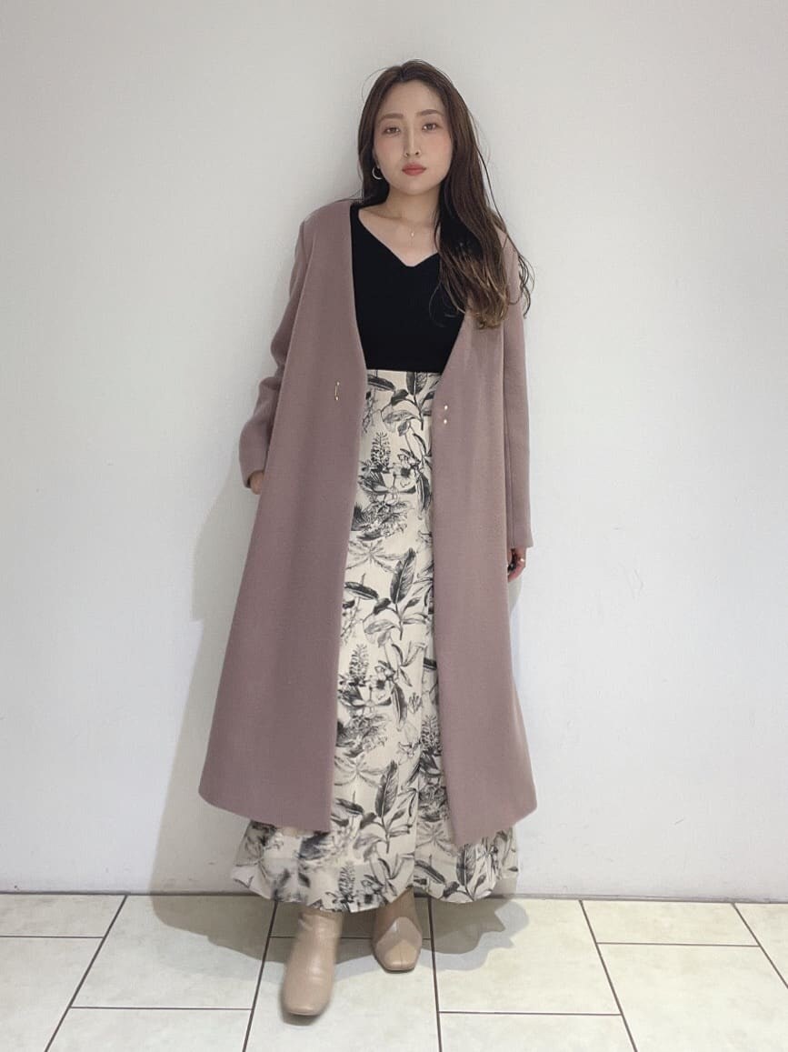 ベージュ系のスカート、ベージュ系のスカート、ベージュ系のブーツを着用したレディースの秋コーディネートの8枚目の写真