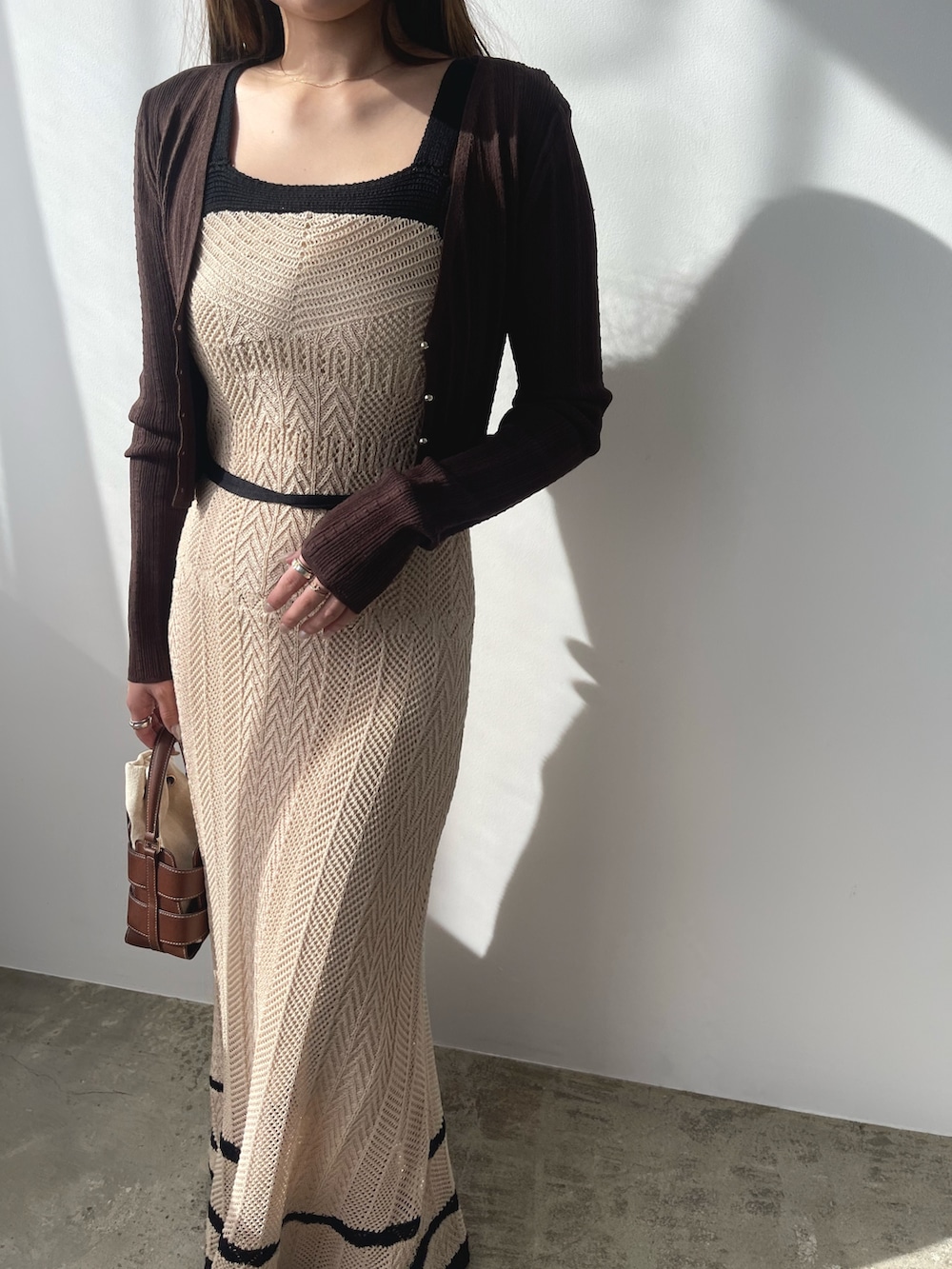 ベージュ系のワンピース、ブラウン系のカーディガン/ボレロ、シルバー系のパンプスを着用したレディースの春コーディネートの6枚目の写真
