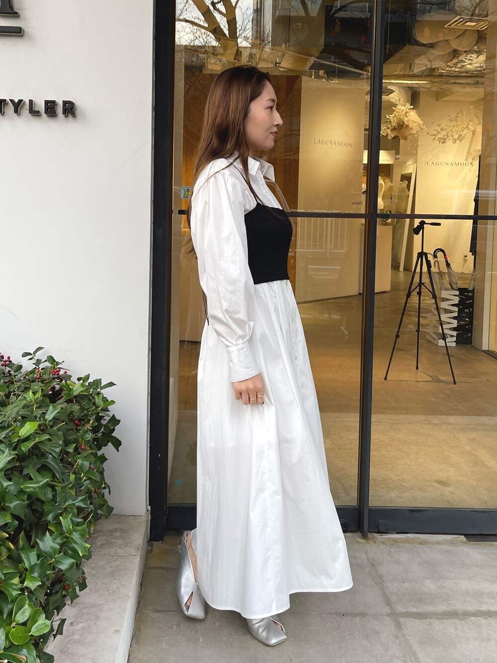 シルバー系のパンプス、ホワイト系のシャツワンピースを着用したレディースの冬コーディネートの2枚目の写真