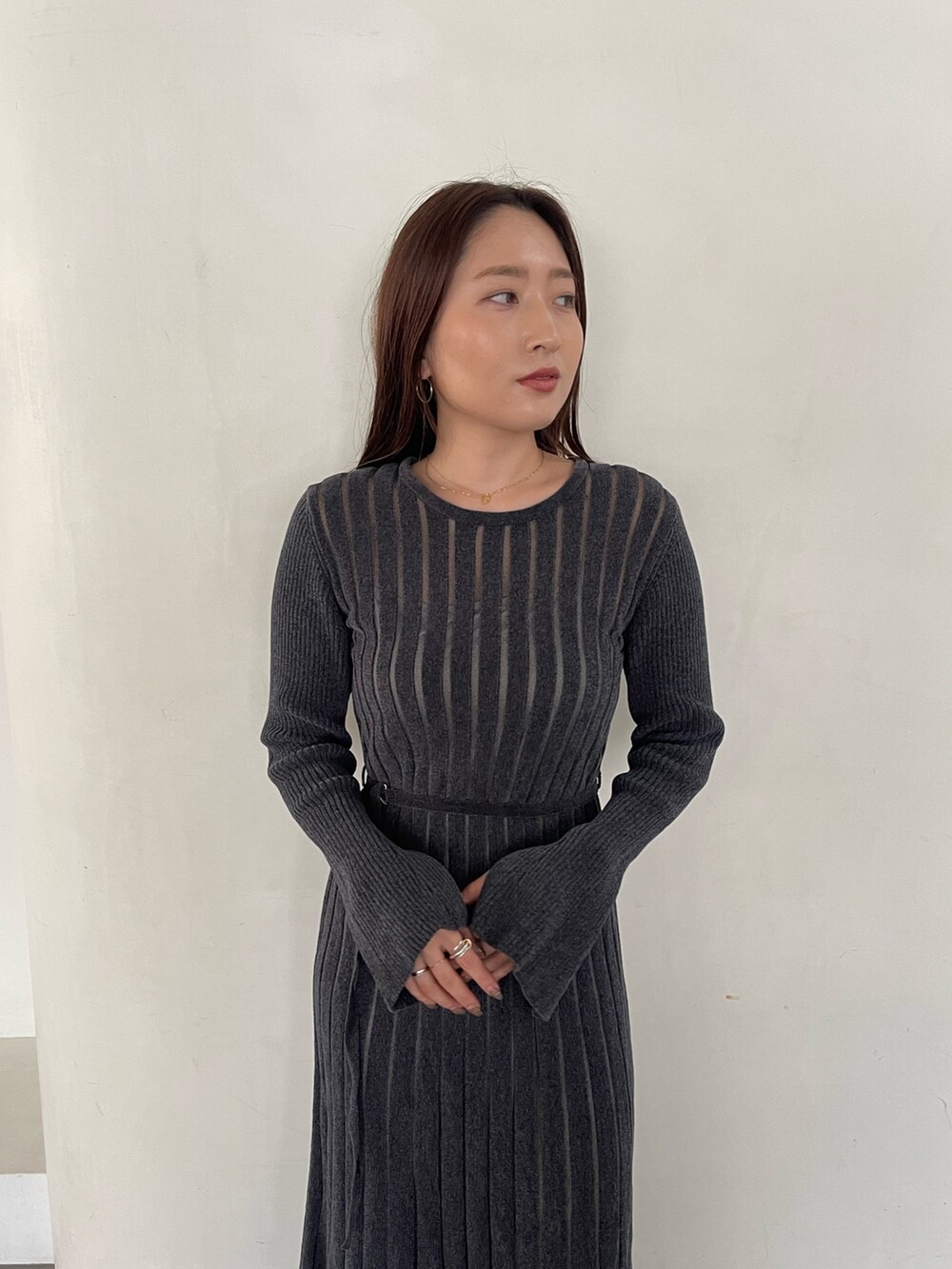 グレー系のワンピース、シルバー系のブーツを着用したレディースの秋コーディネートの6枚目の写真