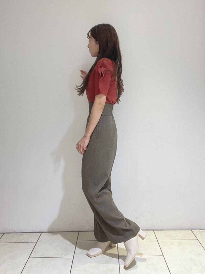 ホワイト系のサンダル、ブラウン系のその他パンツ、オレンジ系のニット/セーターを着用したレディースの夏コーディネートの8枚目の写真