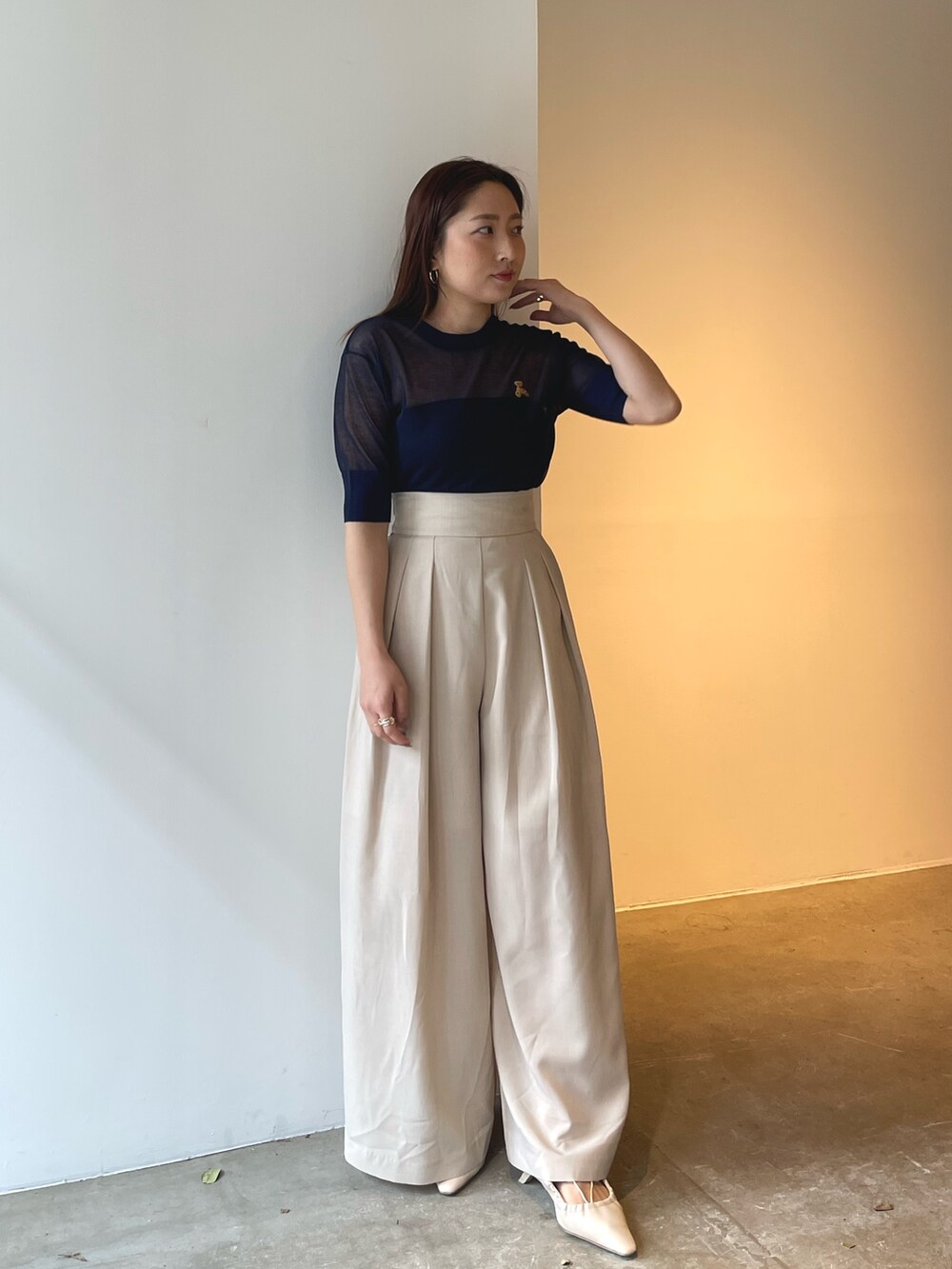 ホワイト系のサンダル、ブルー系のTシャツ/カットソー、ベージュ系のその他パンツを着用したレディースの春コーディネートの6枚目の写真