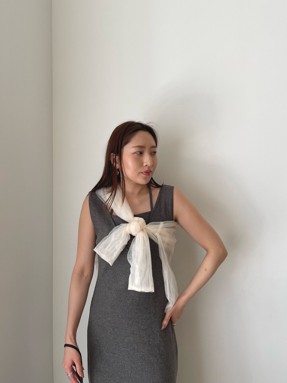 ホワイト系のスニーカー、グレー系のワンピース、ホワイト系のシャツ/ブラウスを着用したレディースの春コーディネートの8枚目の写真