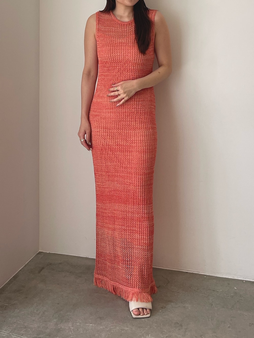 ホワイト系のサンダル、オレンジ系のワンピース、ブラウン系のハットを着用したレディースの春コーディネートの4枚目の写真