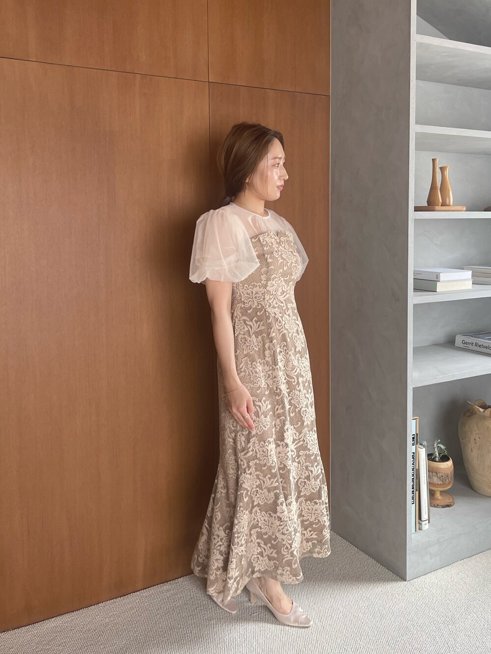 ベージュ系のパンプス、ベージュ系のドレスを着用したレディースの夏コーディネートの5枚目の写真