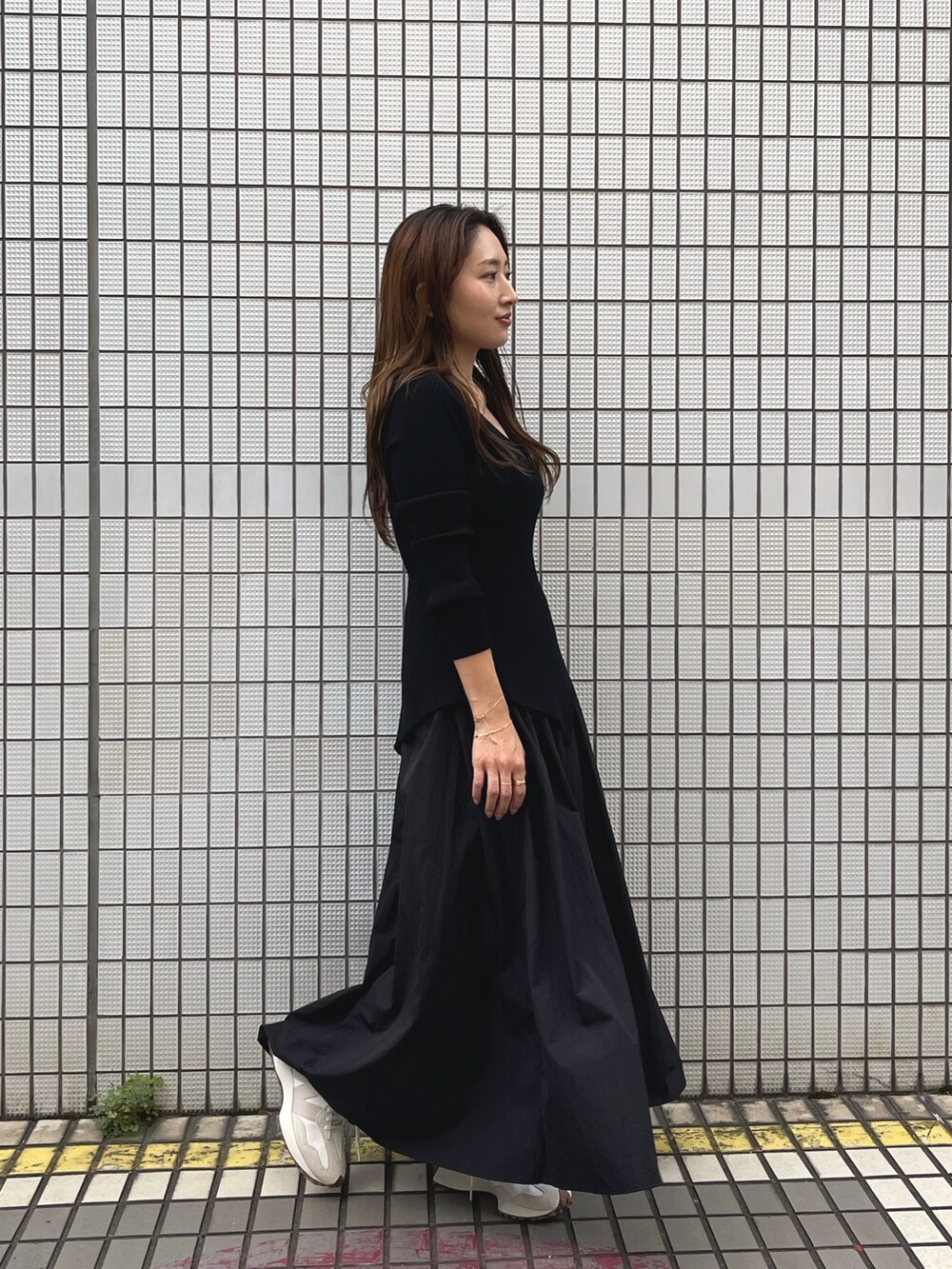 ブラック系のワンピースを着用したレディースの冬コーディネートの3枚目の写真