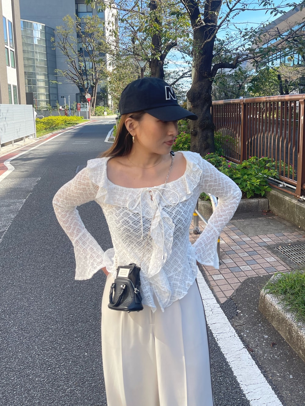 ホワイト系のシャツ/ブラウス、ホワイト系のその他パンツ、ゴールド系のピアス（両耳用）を着用したレディースの冬コーディネートの9枚目の写真