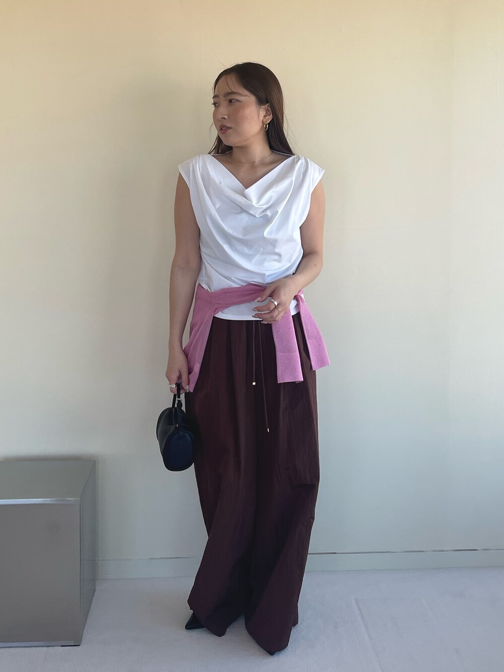 ホワイト系のTシャツ/カットソー、ピンク系のカーディガン/ボレロ、ブラック系のパンプスを着用したレディースの春コーディネートの4枚目の写真