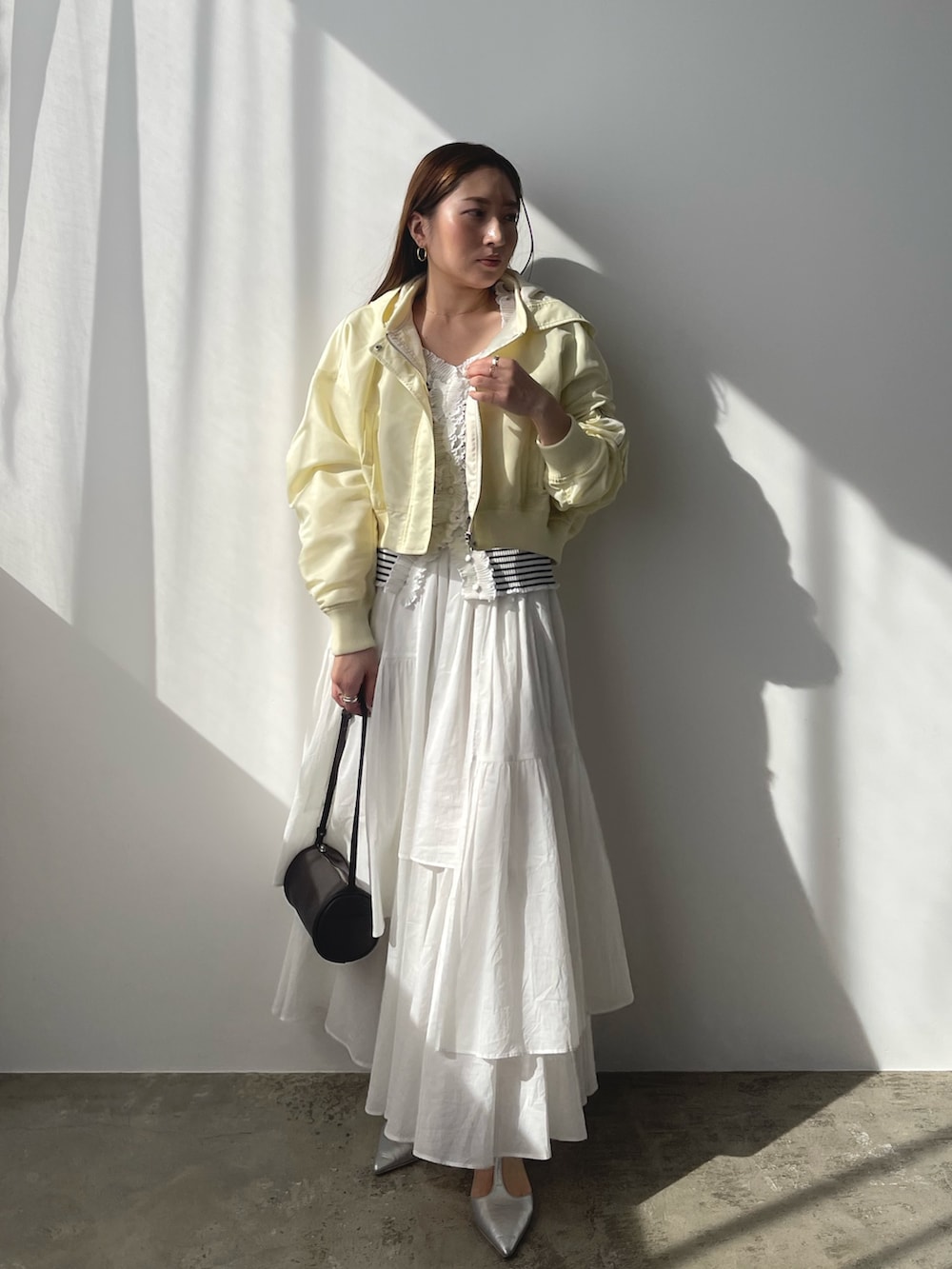その他のニット/セーター、イエロー系のブルゾン、ホワイト系のスカートを着用したレディースの春コーディネートの10枚目の写真