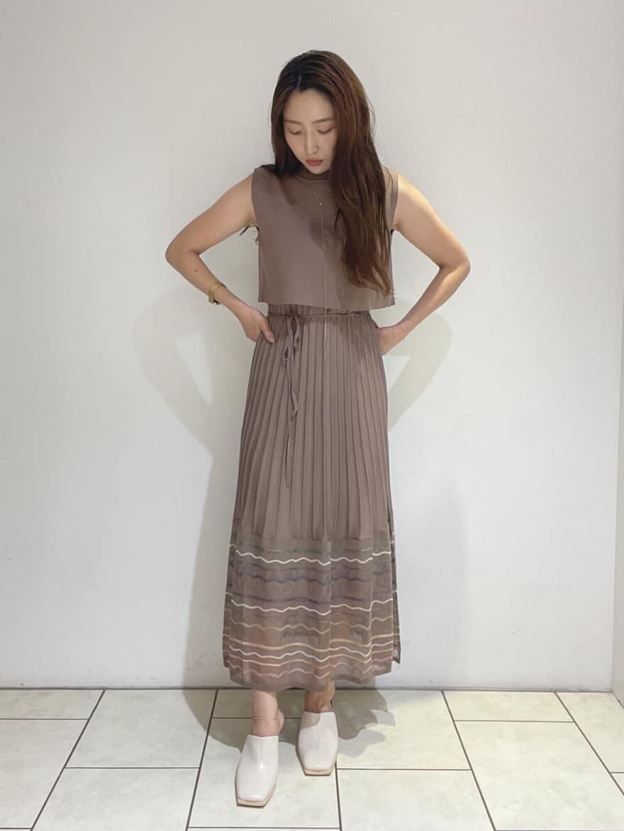 ホワイト系のサンダル、ブラウン系のワンピースを着用したレディースの夏コーディネートの3枚目の写真