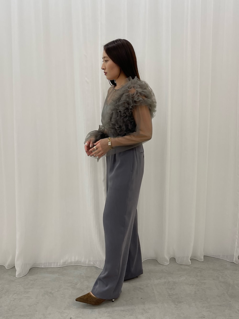 その他のパンプス、グレー系のパンツドレスを着用したレディースの秋コーディネートの2枚目の写真