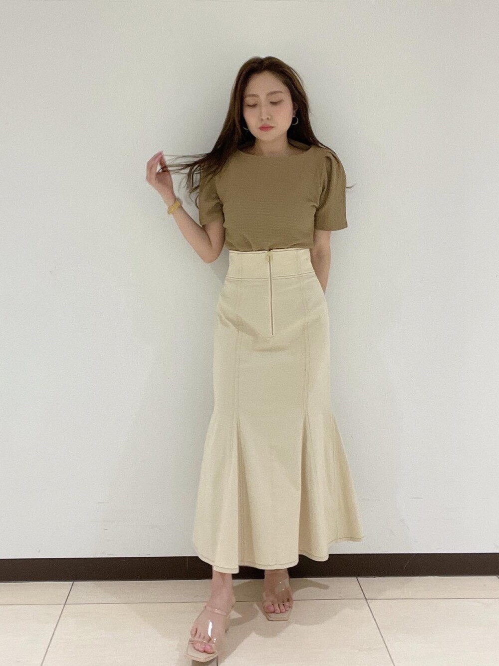 その他のサンダル、ホワイト系のスカート、ブラウン系のTシャツ/カットソーを着用したレディースの春コーディネートの4枚目の写真