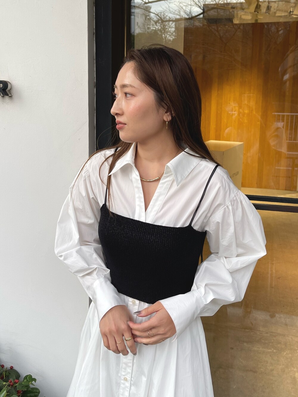 シルバー系のパンプス、ホワイト系のシャツワンピースを着用したレディースの冬コーディネートの8枚目の写真