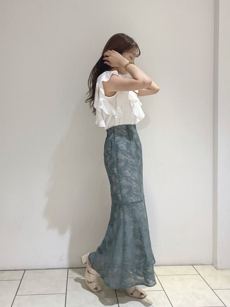 ホワイト系のサンダル、ブルー系のスカート、ホワイト系のシャツ/ブラウスを着用したレディースの夏コーディネートの3枚目の写真