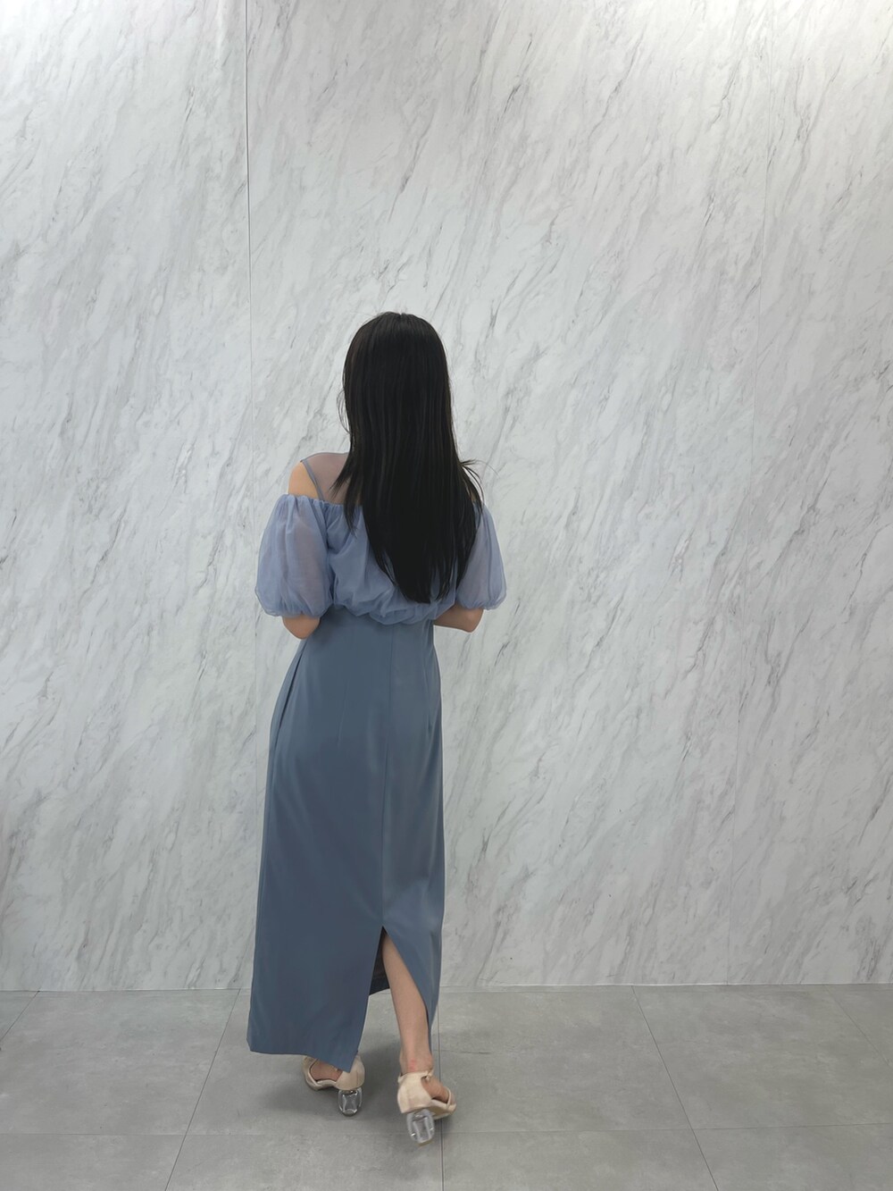 ブルー系のドレス、ベージュ系のパンプスを着用したレディースの夏コーディネートの7枚目の写真