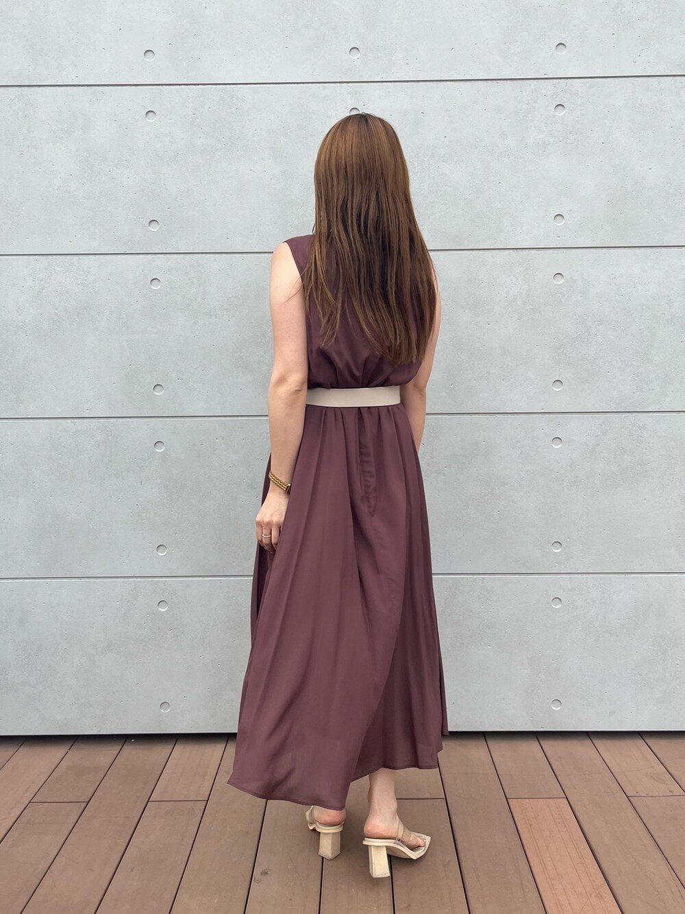 その他のサンダル、ブラウン系のワンピース、ホワイト系のベルトを着用したレディースの夏コーディネートの5枚目の写真